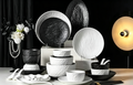 Service de table haut de gamme en porcelaine sous couverte, noir et blanc, 39 pièces, pour huit personnes.