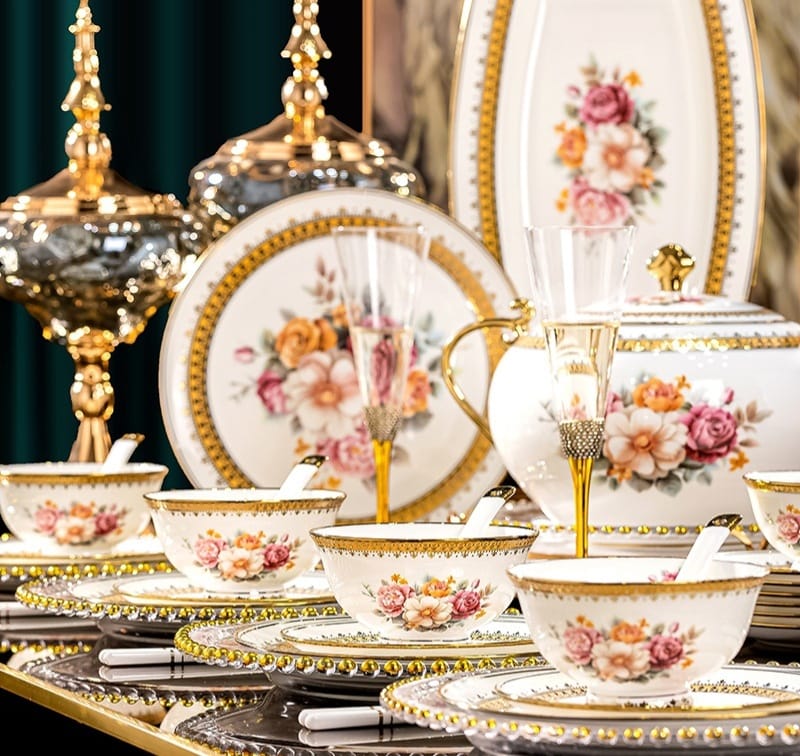 Tasse et soucoupe à café en porcelaine fine « Rose Royale » | Édition luxe à bord doré