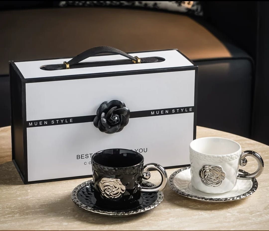 Coffret Tasses à Café en Céramique, Motifs Camélia en Relief, Duo Noir &amp; Blanc Style Luxe