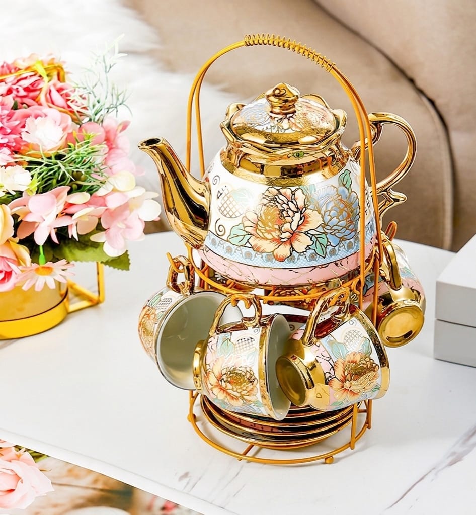 Service à thé en porcelaine luxueux avec support doré.